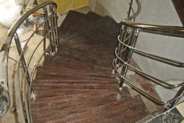 Изогнутые перила из металла