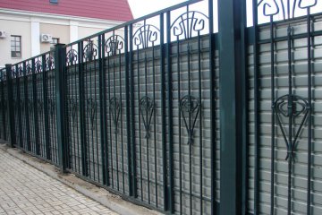 Заборы металлические из профнастила
