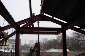 Монтаж металлоконструкций крыши