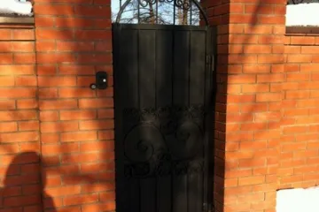 Металлические калитки и двери
