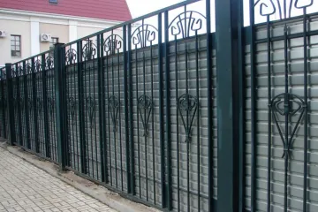 Заборы металлические из профнастила